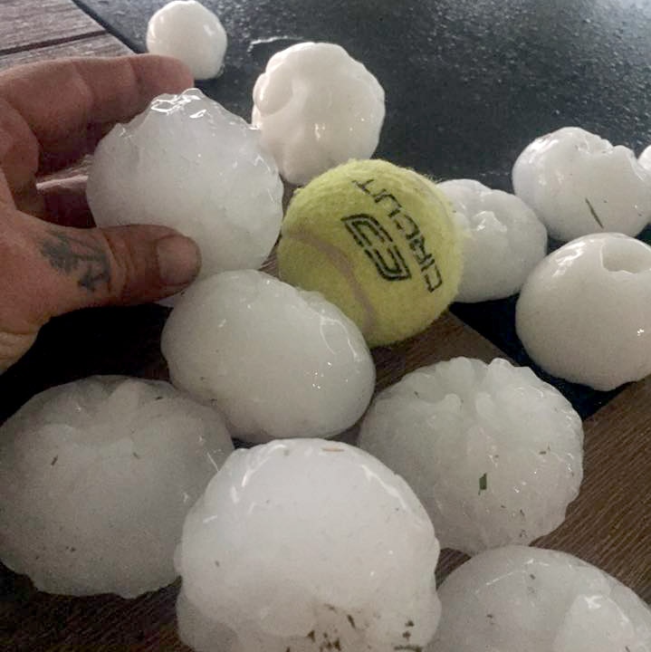 Hail the size of tennis balls fell in Kandanga