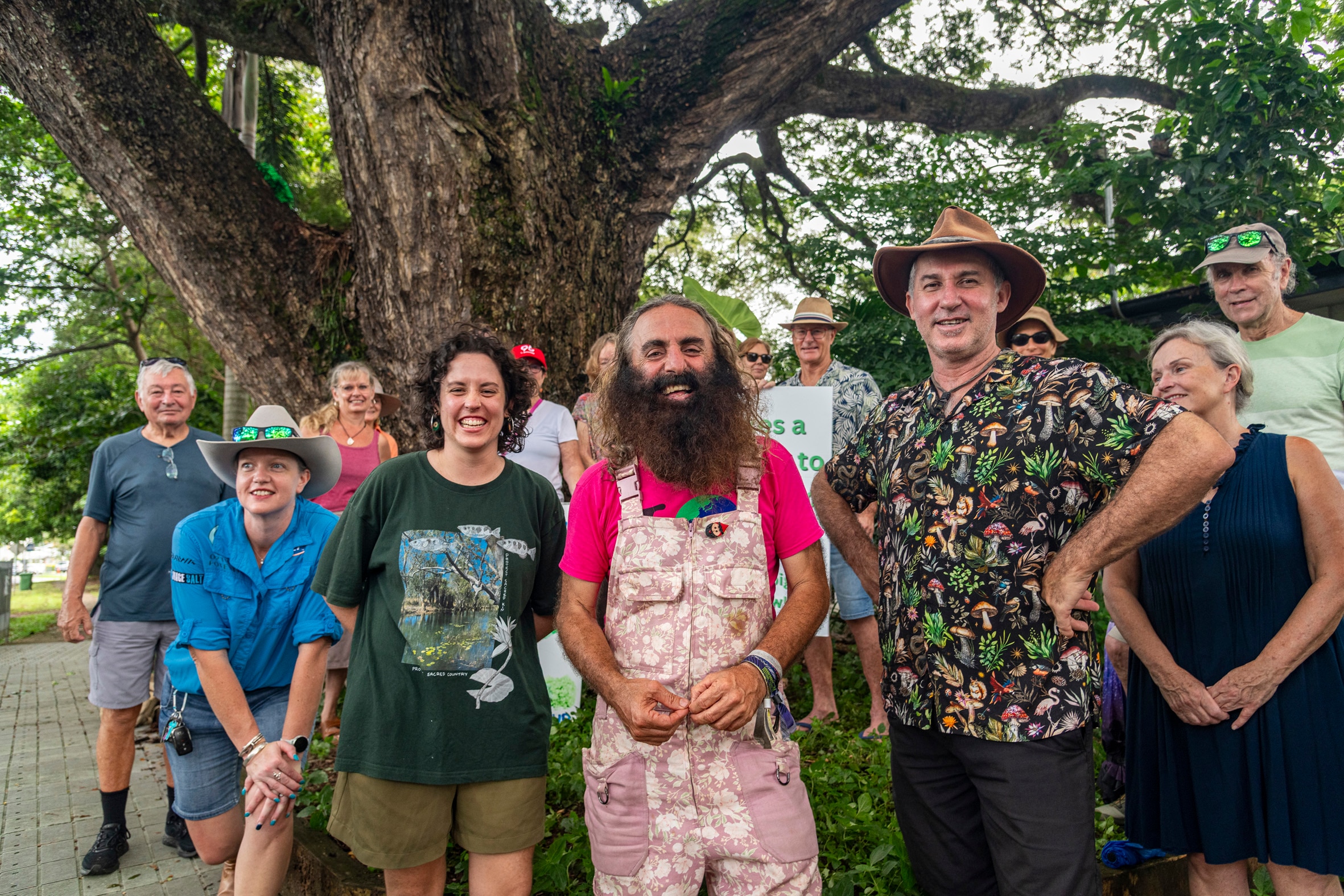 Gardening guru throws his weight behind campaign to save iconic Cairns tree