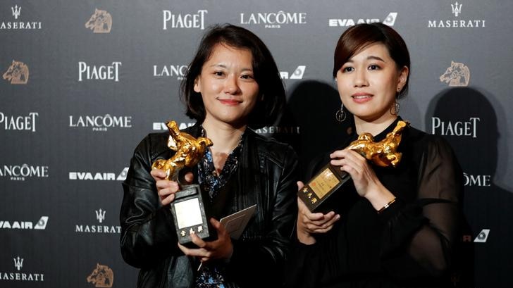 Fu Yue poses with her Best Documentary 'Golden Horse'