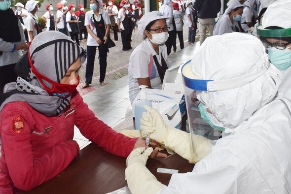 A health official conducting a rapid coronavirus test.
