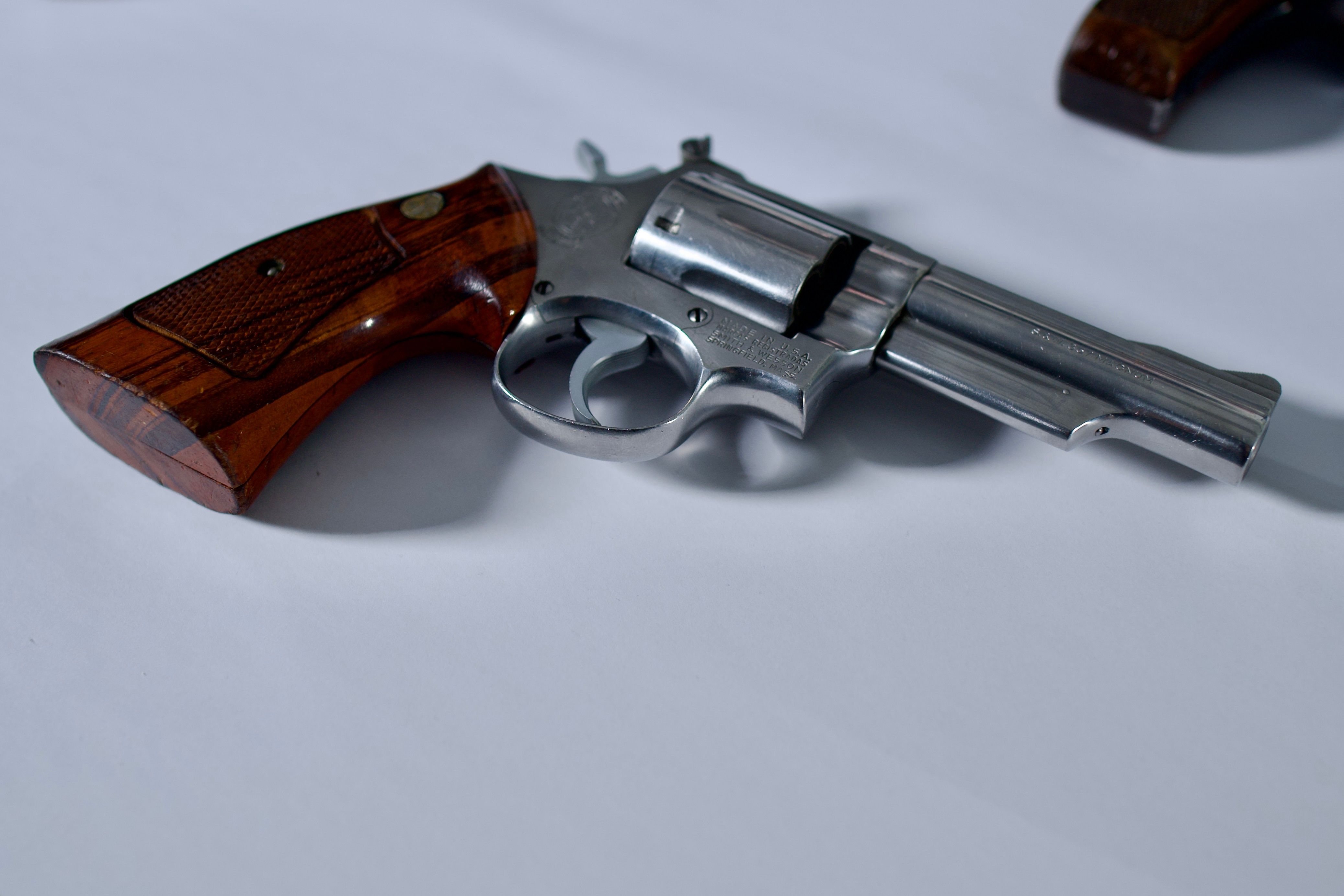 Um revólver sobre uma mesa.