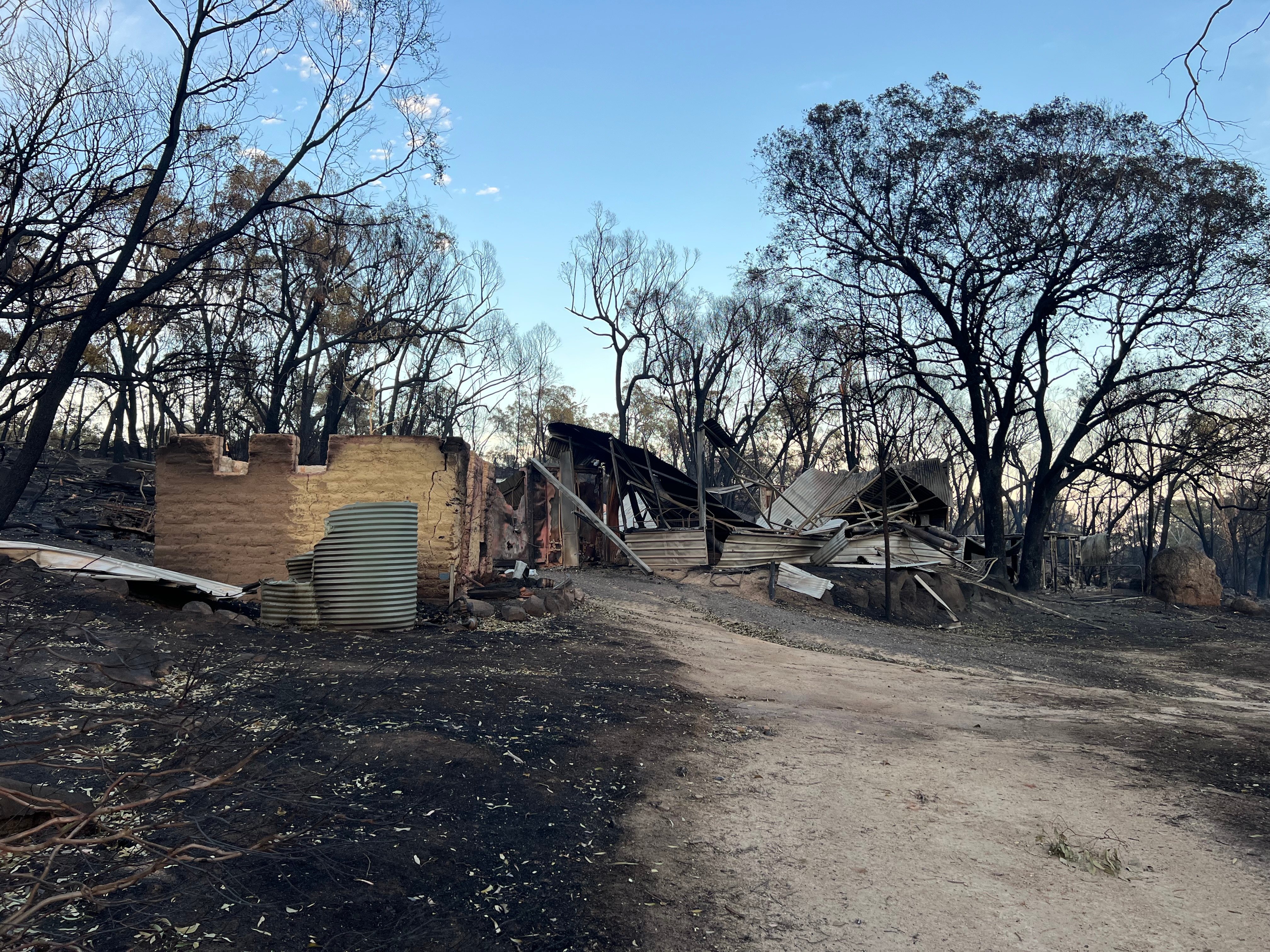 Three people missing in Longwood bushfire