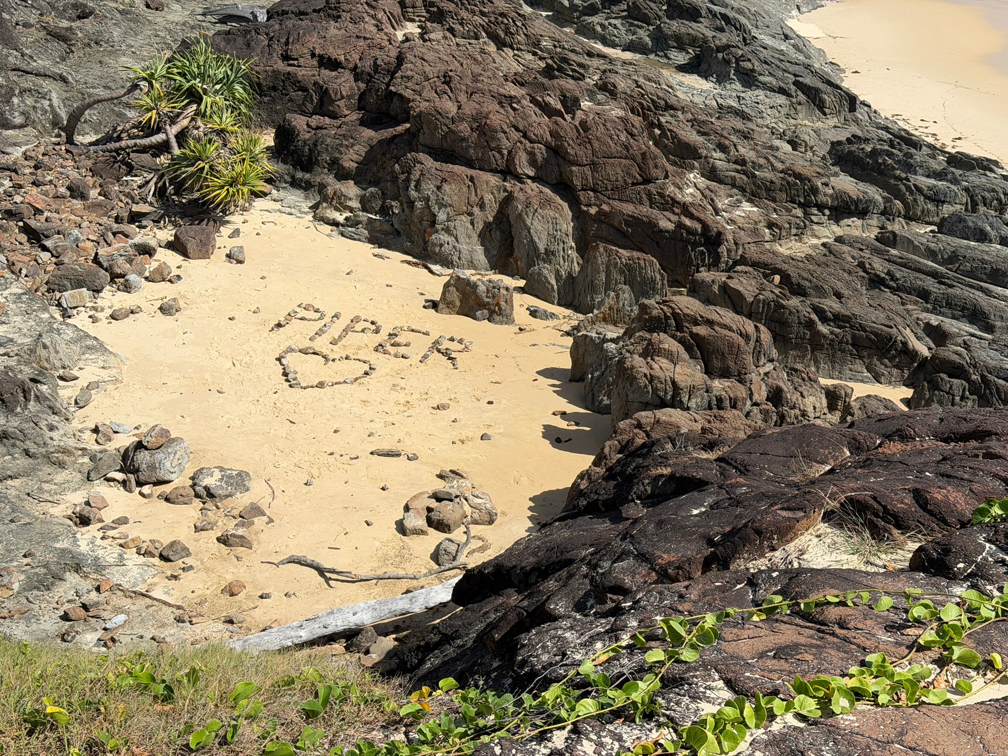 Sand with the name of Piper in rocks.