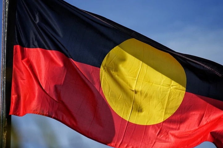 A picture of the Aboriginal flag on a  flagpole
