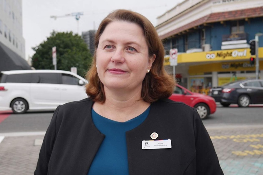 Portrait du maire d'Ipswich, Teresa Harding, debout dans une rue du CBD d'Ipswich, à l'ouest de Brisbane.