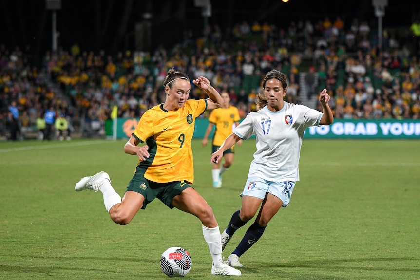 Caitlin Foord about to boot the ball in Perth.