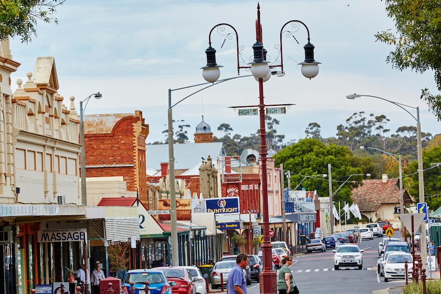 Une photo de la rue principale de Maryborough, montrant un bâtiment historique et des voitures