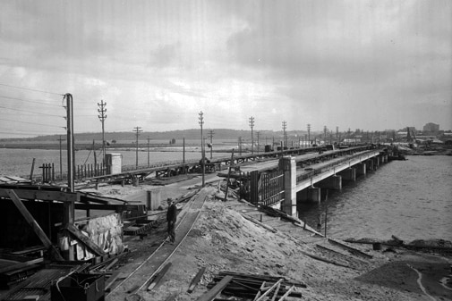 Construction of the causeway from Victoria Park to Perth, 1951.