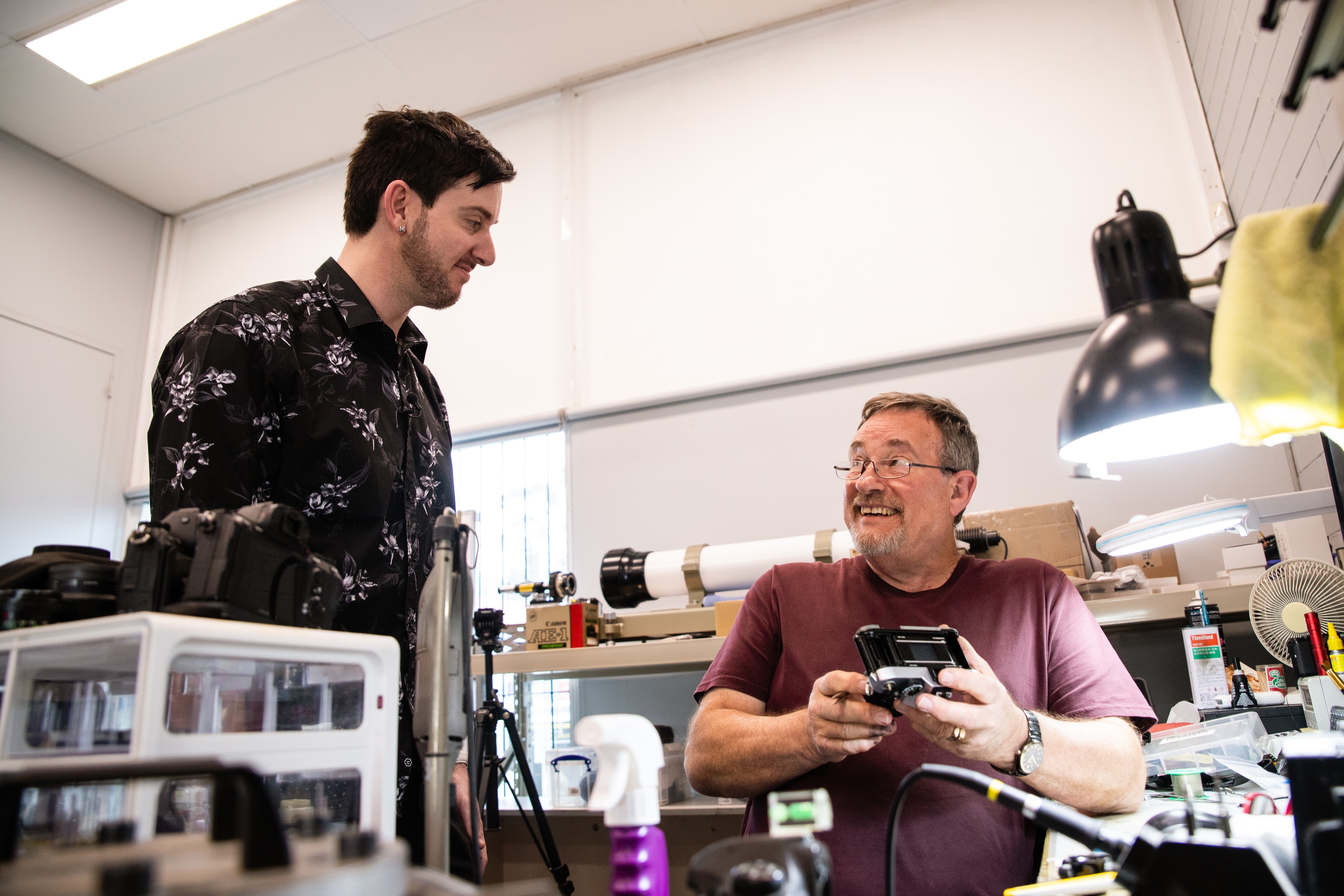 Nigel e Daniel na oficina de câmeras.