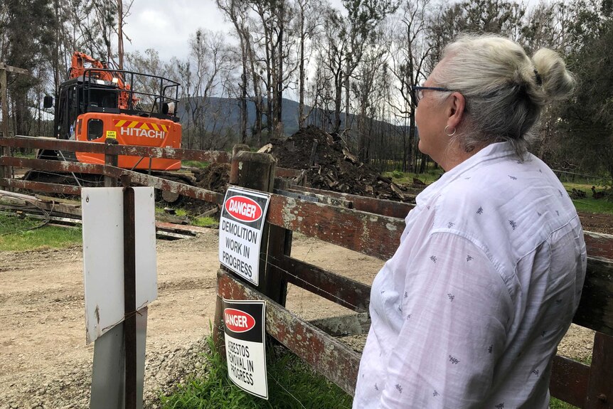 Bushfire victim's sister watches the clean up after her sister and dad's house was destroyed in last November's bushfires