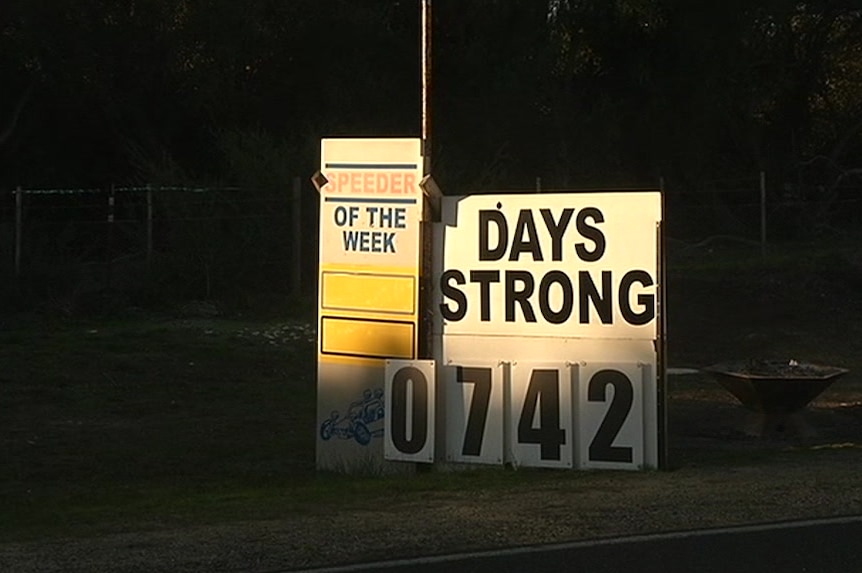 A counter reads 'Days strong: 0742'.