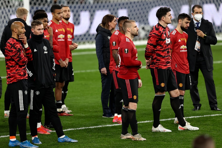 Un groupe de joueurs déprimés de Manchester United regarde après avoir perdu la finale de la Ligue Europa face à Villarreal.