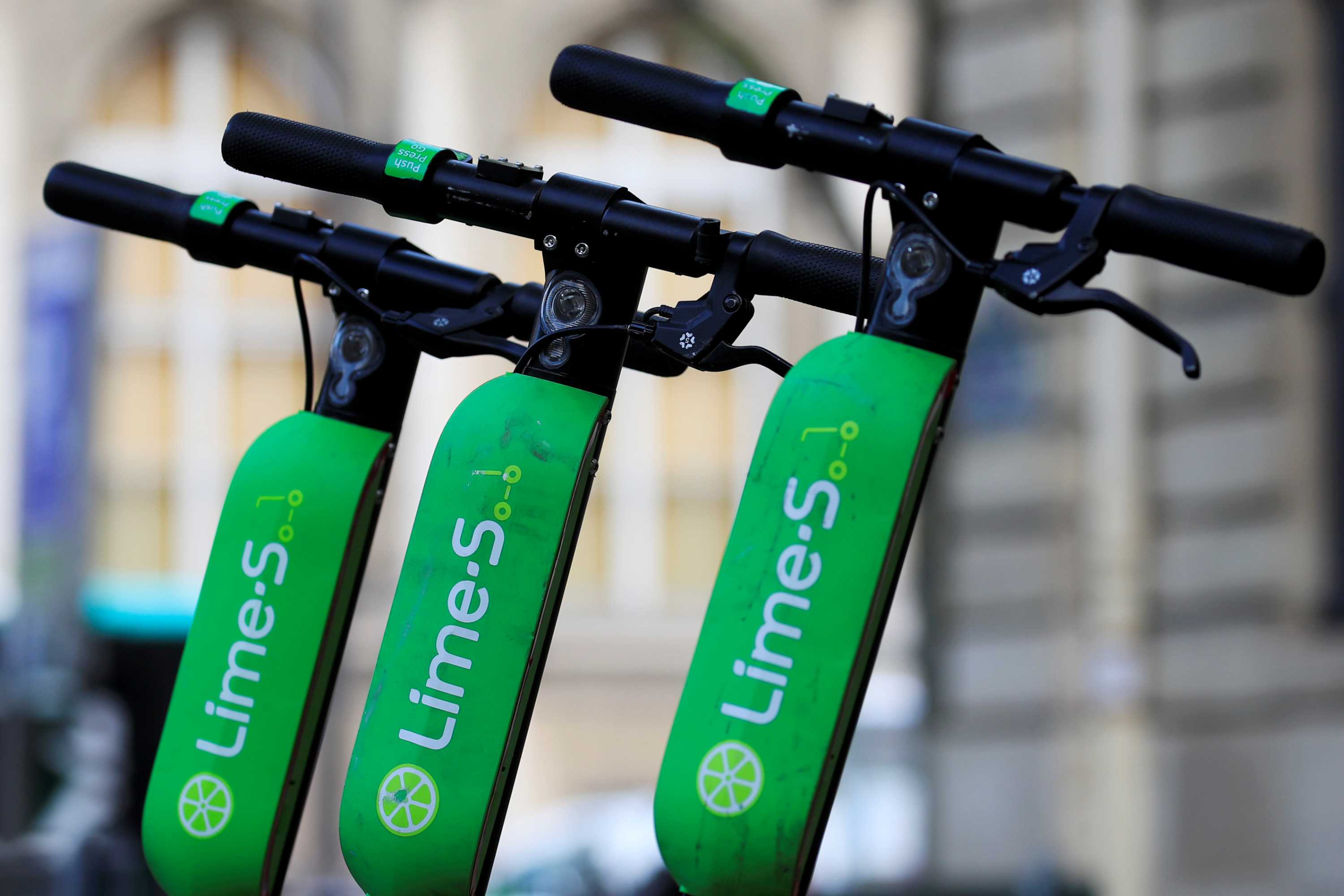 Scooters de cal alineados a lo largo del sendero.