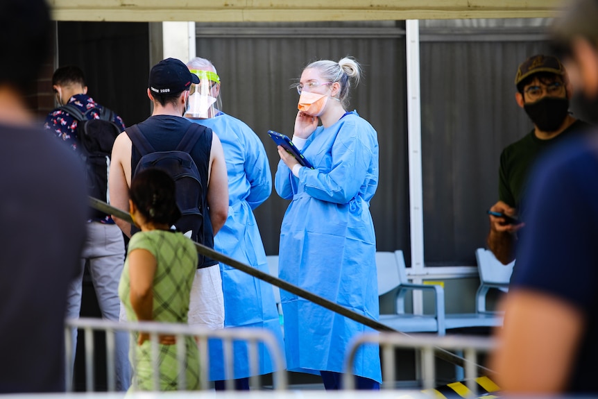 Staff in PPC gear as queues build Perth COVID testing centres