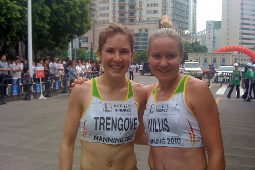 Jess Trengove and Benita Willis on the marathon track in London