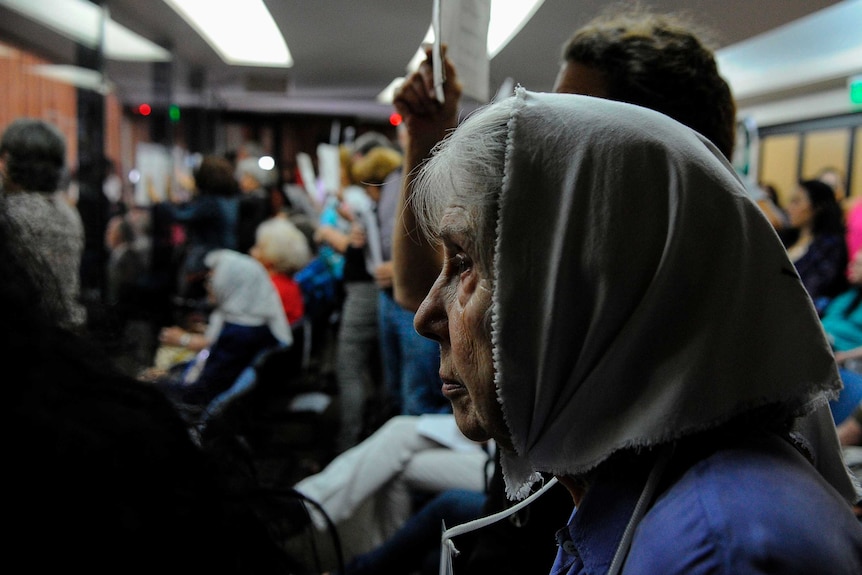 Profile photo of a member of the Abuelas de Plaza de Mayo in a sentencing court in 2017.