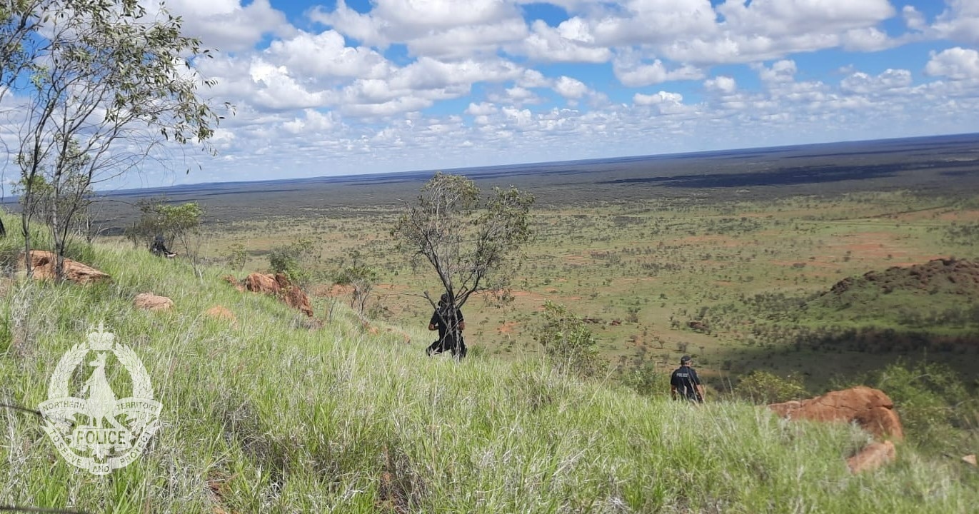 En el centro de Australia, se puede ver a dos policías corriendo por una zona montañosa