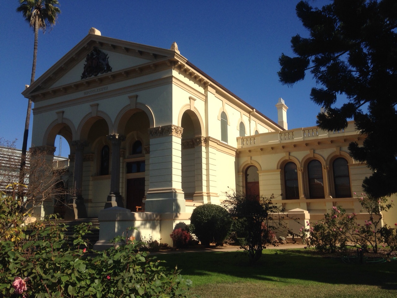 The exterior of an older-style court building in Dubbo.