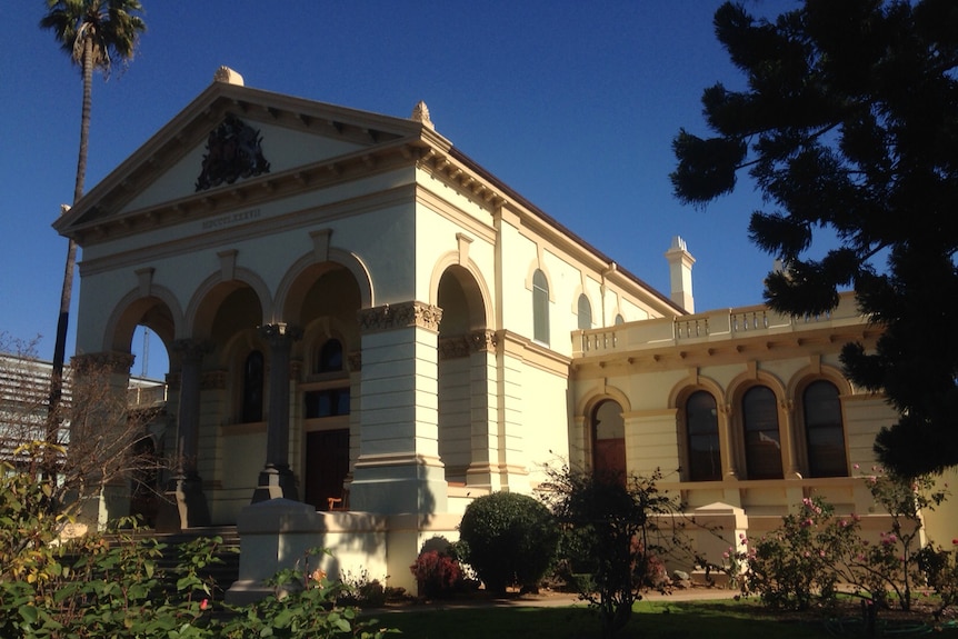 The exterior of an older-style court building in Dubbo.