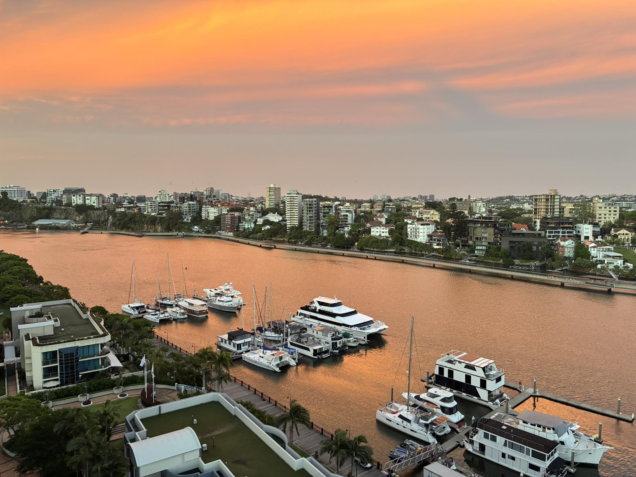 uma vista aérea da cidade de Brisbane enquanto o sol se põe