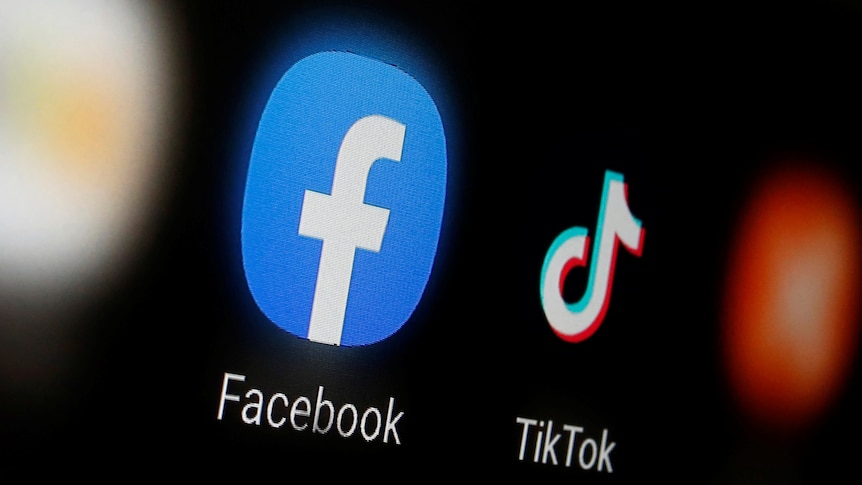 脸书和TikTok的logo出现在同一片屏幕上