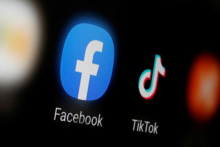 脸书和TikTok的logo出现在同一片屏幕上