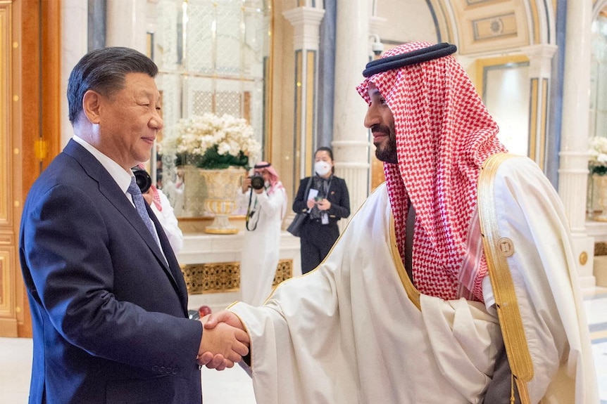 Picture of two men shaking hands 