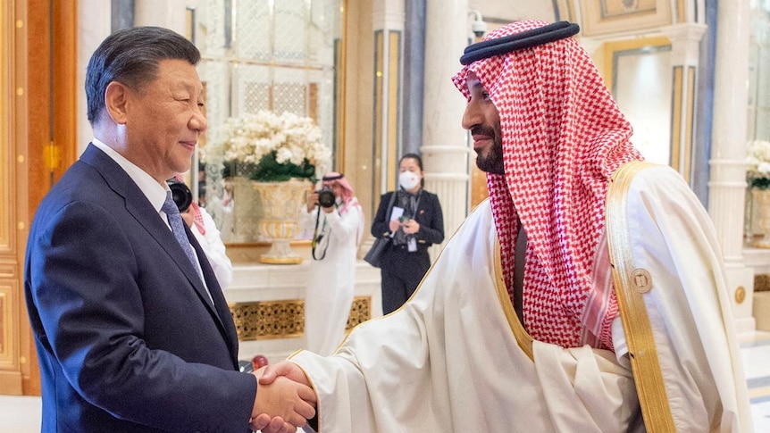 Picture of two men shaking hands 
