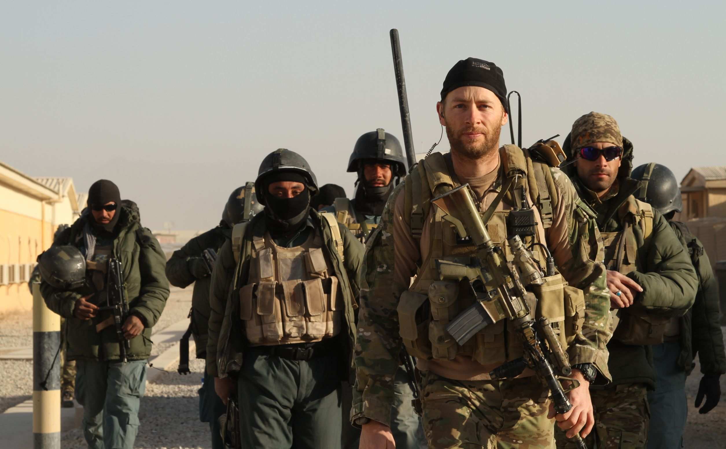 Военный с ребенком. Флеминг джейсон спасти рядового райана. Saving soldier. Русский солдат спасает ребенка. Лего спасти рядового райана.