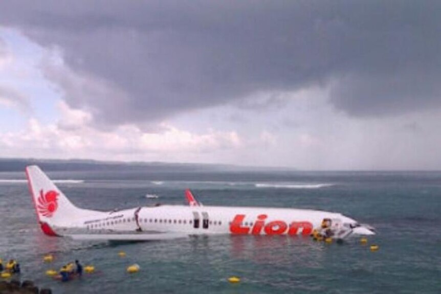 Lion Air Boeing 737 jatuh di laut setelah melampaui landasan di bandara utama Denpasar pada April 2013.