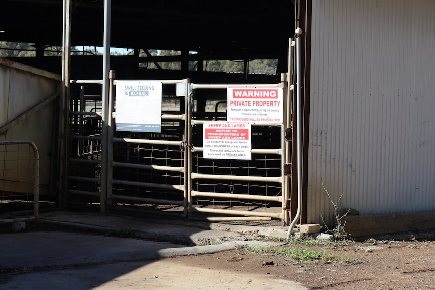 Biosecurity signs at a Benalla abattoir 13042023