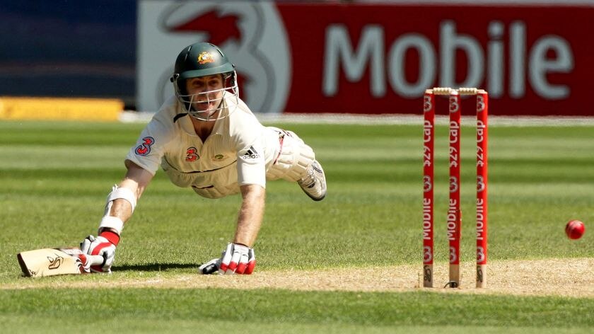 Simon Katich dives to avoid being run out