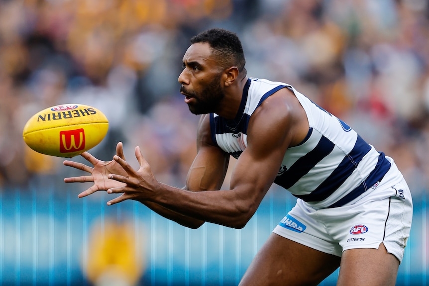 Esava Ratugolea holds his hands out to catch an oncoming football