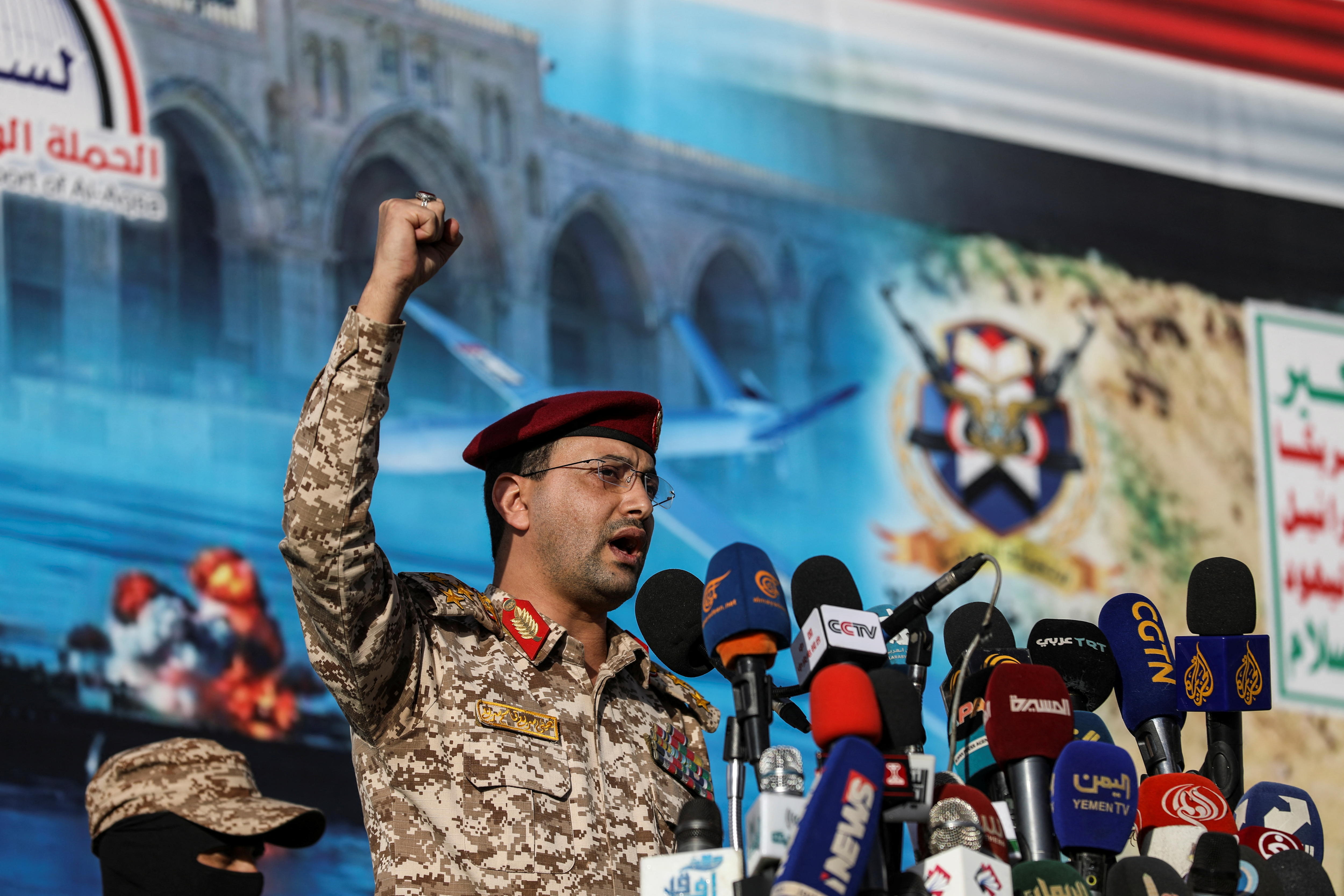 الحوثيون يهددون الملاحة الجوية والمنشآت النفطية في السعودية