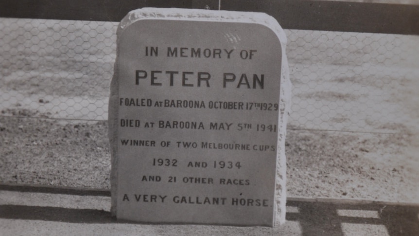 The grave of Peter Pan in 1941.
