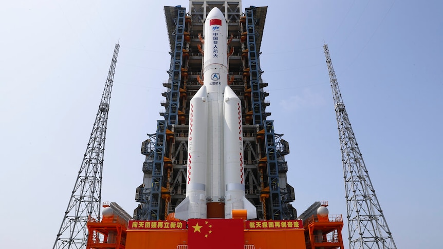     天河长征5BY2火箭移至文昌飞船发射场的发射台。