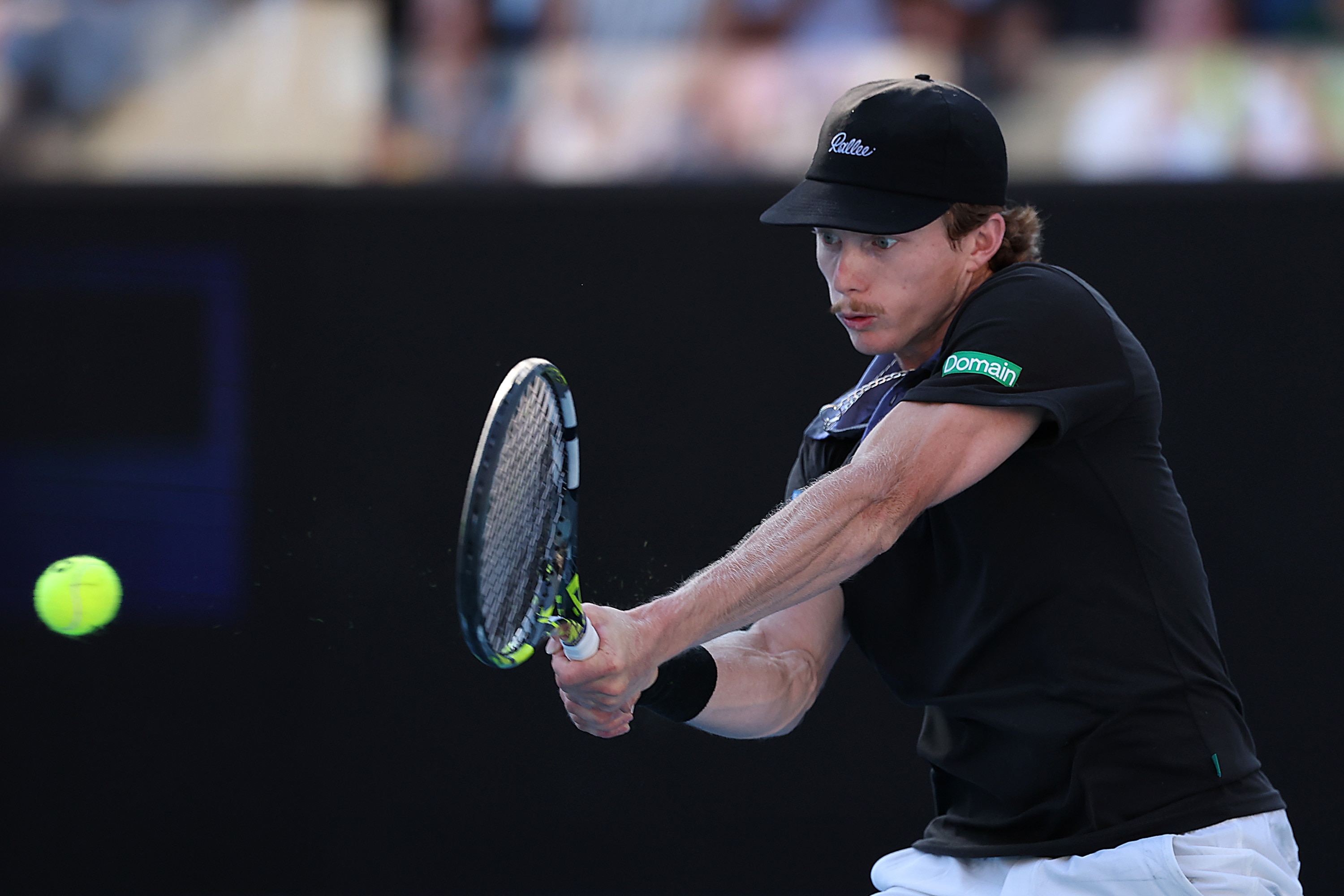 Dane Sweeny juega un doble revés en el Abierto de Australia.