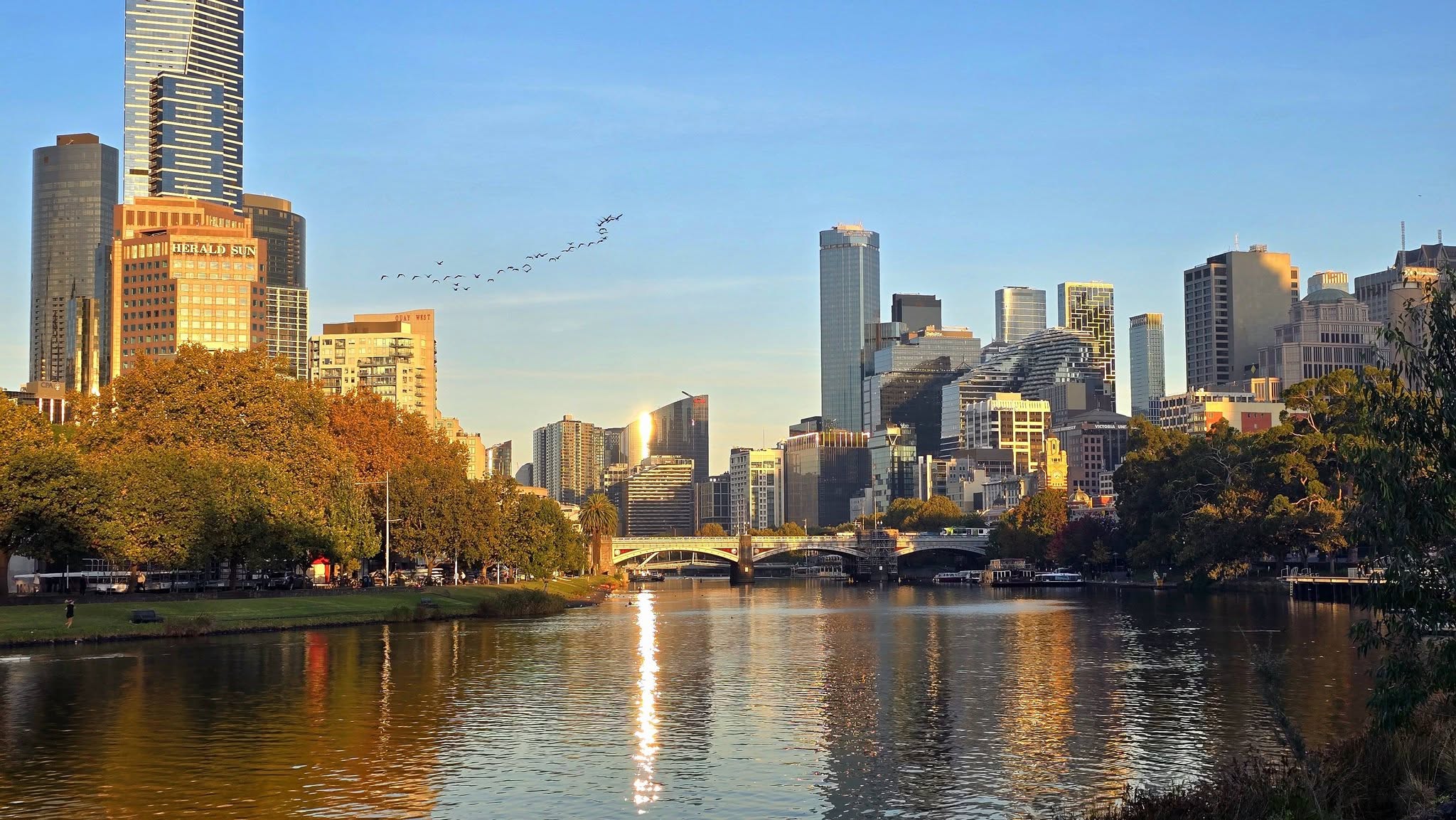 Summery days not over for Melbourne with warm run expected to stretch into May