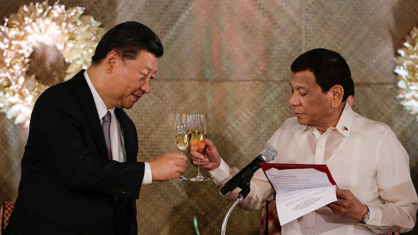 Philippine President Rodrigo Duterte proposes a toast to Chinese President Xi Jinping during a state banquet in Manila.