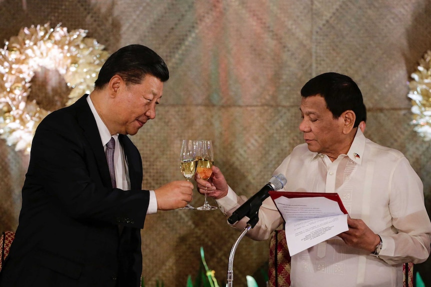 El presidente filipino, Rodrigo Duterte, propone un brindis por el presidente chino, Xi Jinping, durante un banquete de estado en Manila.