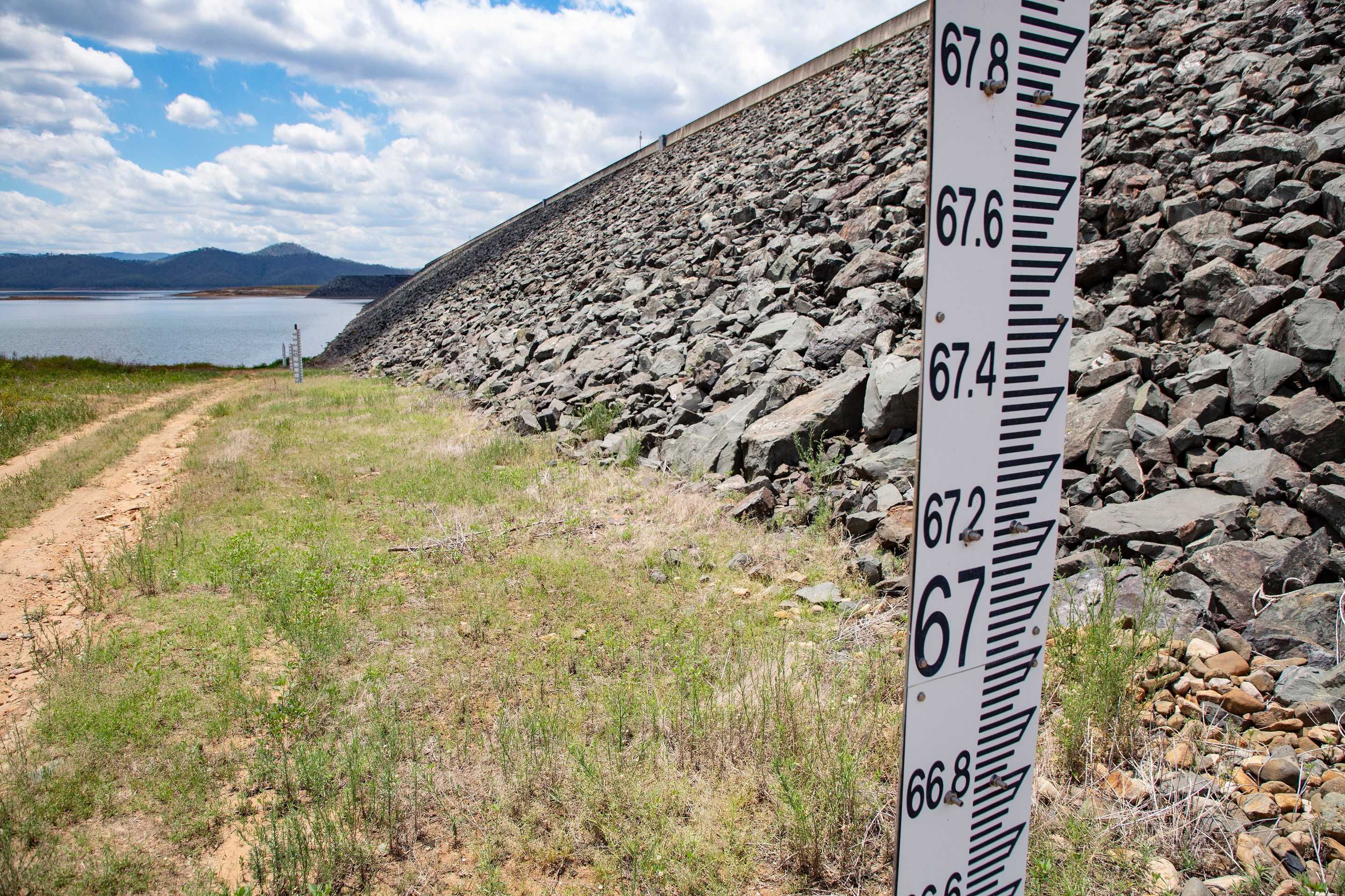 Calls to cut southeast Queensland water use as Wivenhoe Dam hits its