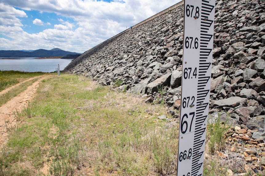 Water level gauge with no water around it at Wivenhoe Dam.