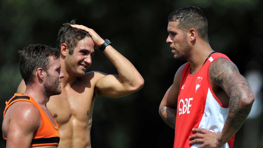 Buddy Franklin talks with his new Sydney Swans team-mates at training
