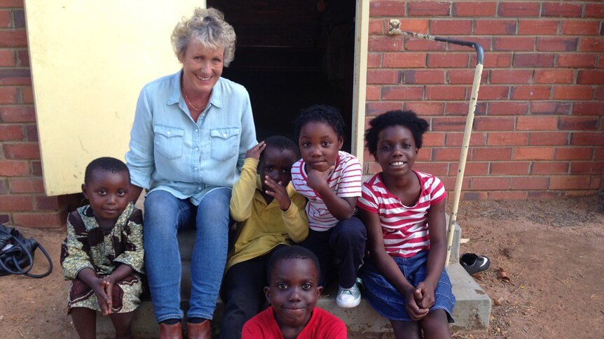 ABC TV presenter of Back Roads Heather Ewart with children from Katanning