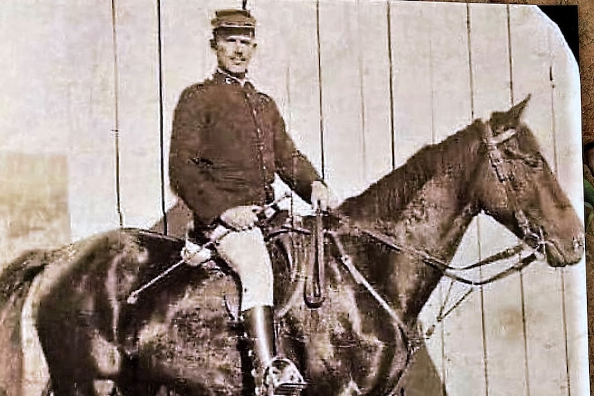 A black and white image showing a police constable sitting on a horse in around 1916.