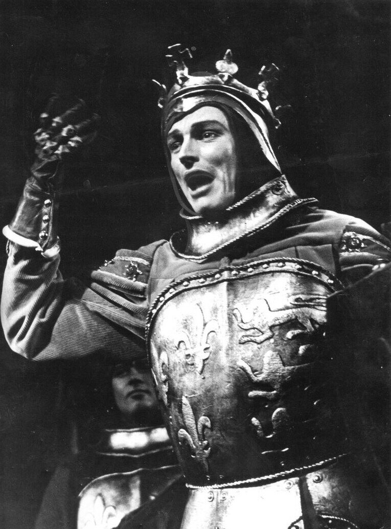 Black and white historical photograph of a male theatre actor dressed as a king
