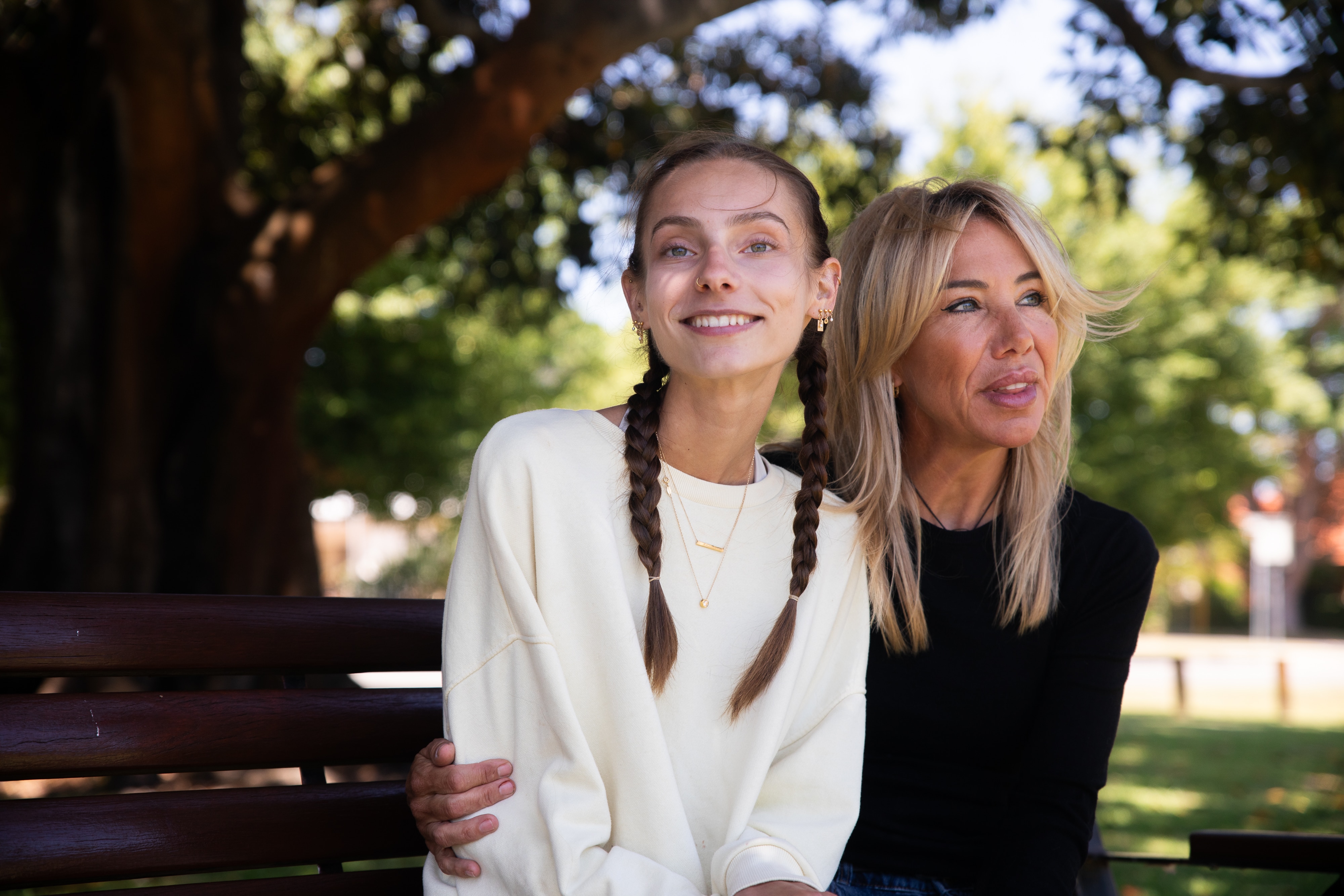 Джордин Браун и ее мать Динн Де-Мир Браун сидят вместе на скамейке в парке.