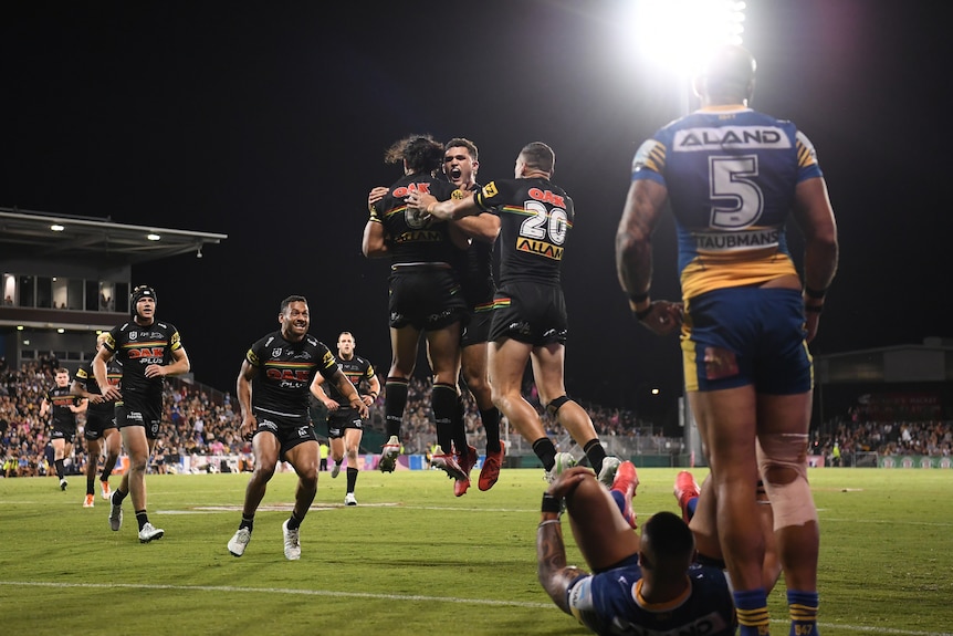 Los Penrith Panthers saltan en el aire después de un try que luego fue anulado.