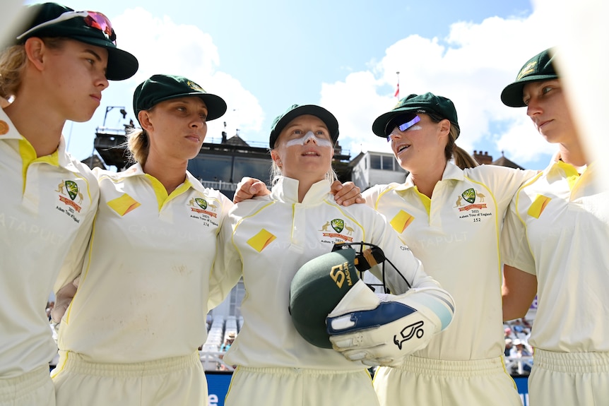 Alyssa Healy talks in a huddle