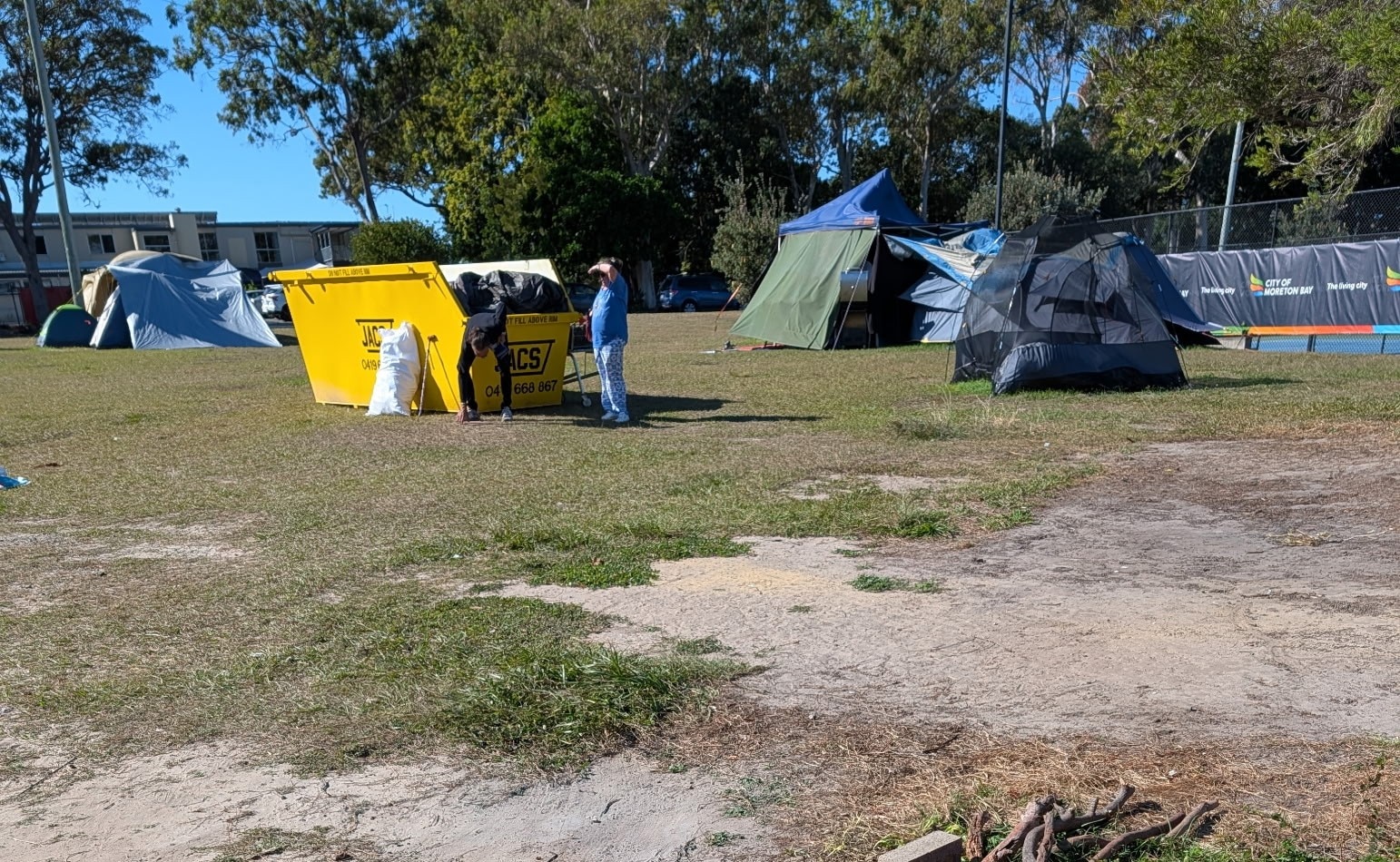 Un bote de basura en un parque.